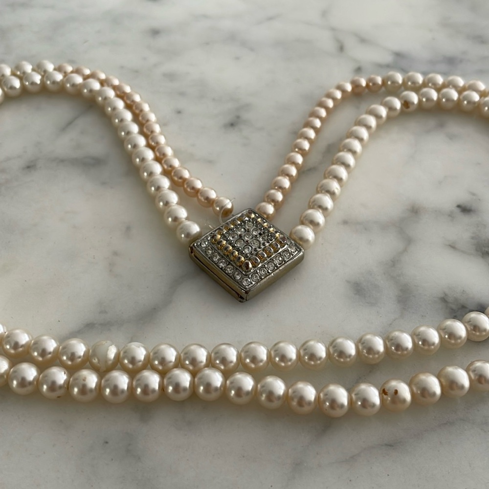 Pearl necklace with magnetic bling closure